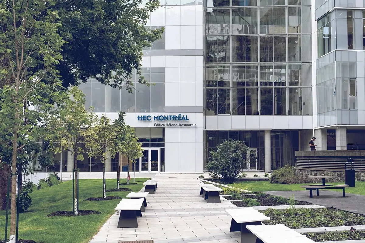 HEC Montréal — cour de l’édifice Hélène-Desmarais