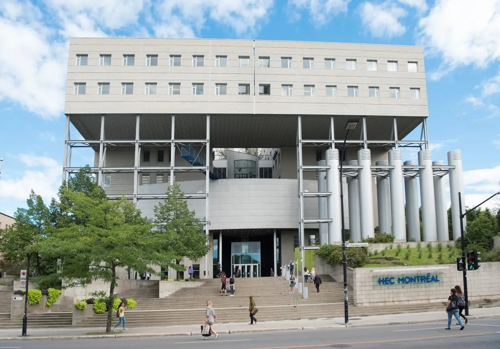 Entrée principale et façade de HEC Montréal